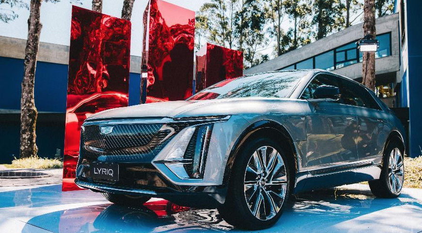 Cadillac estreia com  elétricos de até R$ 990 mil