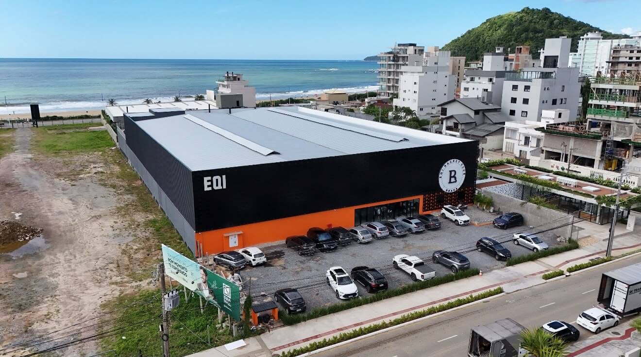 Itajaí recebe estrelas do padel brasileiro em torneio gratuito na Praia Brava